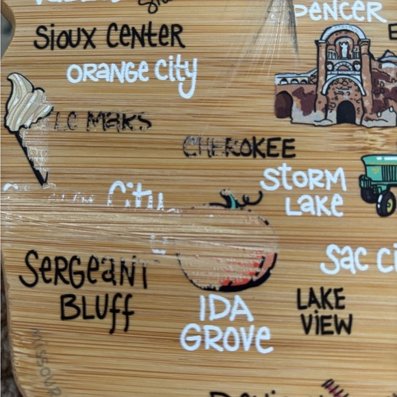 Totally Bamboo + Fish Kiss IOWA Sustainable Cutting Serving Board 15.5X10.25X5/8 - Picture 2 of 4